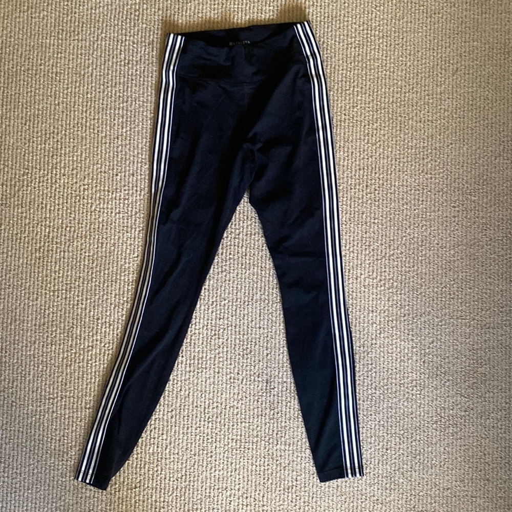 Athleta leggings with side detail and two zipper pockets. Size XS
